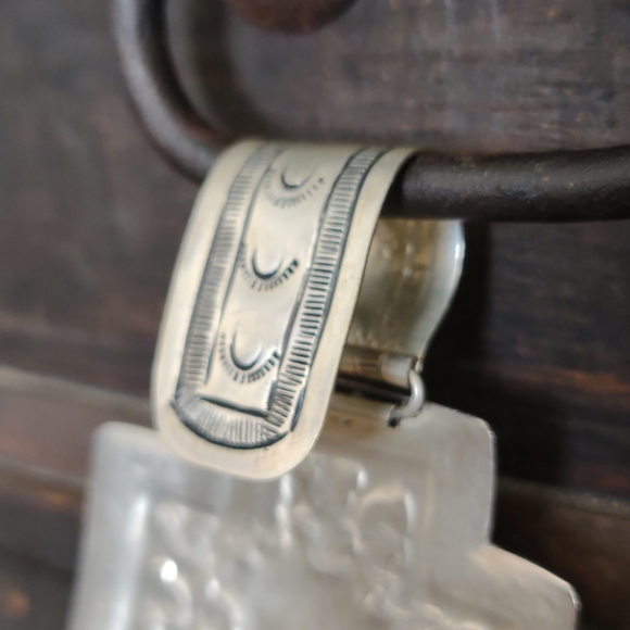 🎄Silver Etched Cross Pendant - Picture 3 of 5